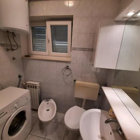 Anita アパート ブロダリツァ